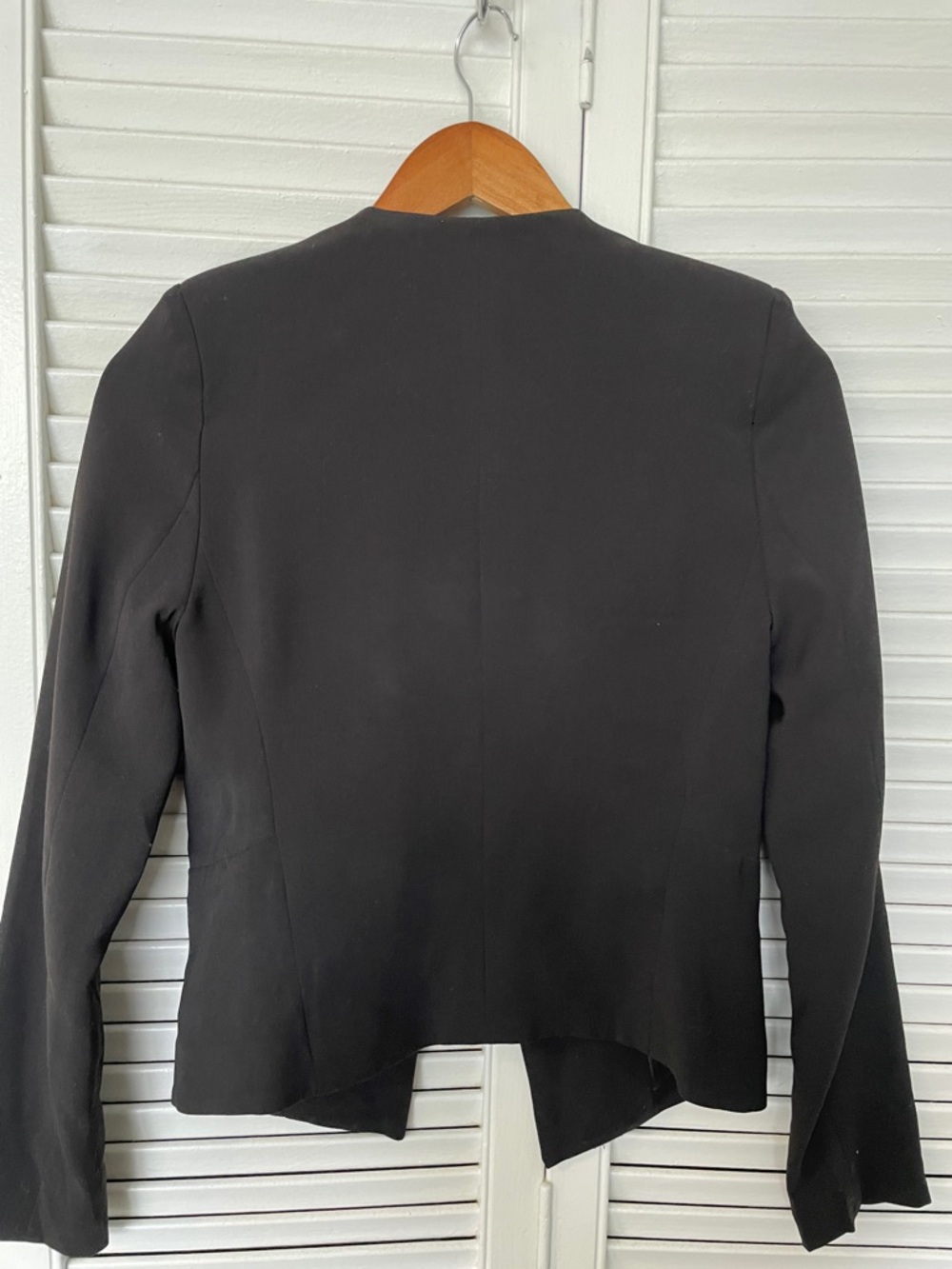 Sleek Black Open-Front Tailored Blazer - Picture 4 of 4